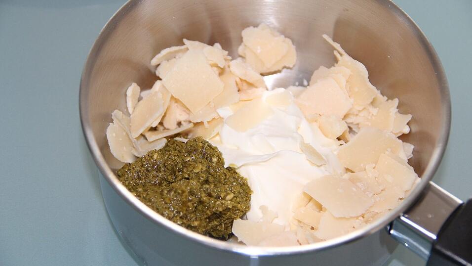 Cr&egrave;me l&eacute;g&egrave;re, Pesto und Parmesan in einen Topf geben.