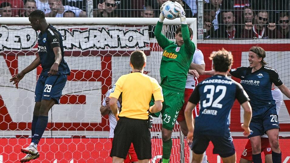Jahn-Torwart Julian Pollersbeck fängt eine Hereingabe ab.