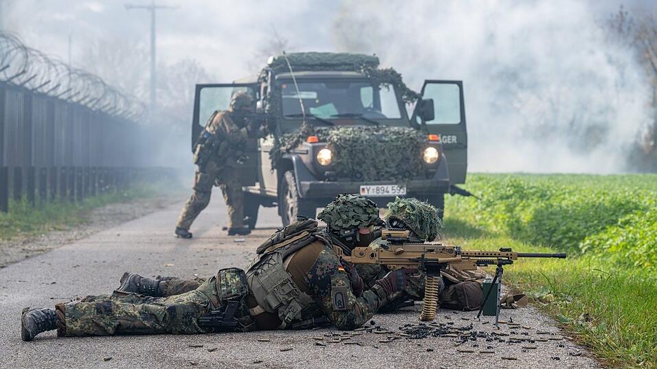 Bei der Übung «Marshal Power» sollten Bundeswehr, Polizei und Rettungskräfte ein gemeinsames Vorgehen üben. Bei der Übung «Marshal Power» sollten Bundeswehr, Polizei und Rettungskräfte ein gemeinsames Vorgehen üben.