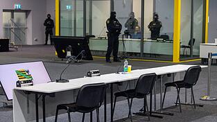 Der Platz des Angeklagten im Gerichtssaal ist in einem Glaskasten. (Archivbild) Der Platz des Angeklagten im Gerichtssaal ist in einem Glaskasten. (Archivbild)