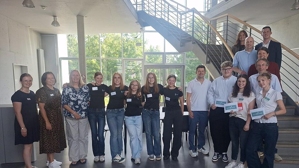 Die Siegerteams mit Betreuern und Jurymitgliedern: (v. l.) Alina Pollersbeck, Brigitte Urlberger (beide Hans-Lindner-Stiftung), Team „Bmann“ mit Lehrerin Jutta Rogler, Antonia Held, Anna-Lena Augustin, Alexandra Maier, Julia Hundsrucker und Lea Amann, „Team CME“ bestehend aus Lehrer Stefan Ziegler, Michael Michovsky, Caitlin Lehmann und Elisa Richter sowie auf der Treppe die Jury bestehend aus Hannes Leidl, Teresa Sitzberger, Alexander Schwarz, Patrick Dobak und Laura Streidl (von unten nach oben). Die Siegerteams mit Betreuern und Jurymitgliedern: (v. l.) Alina Pollersbeck, Brigitte Urlberger (beide Hans-Lindner-Stiftung), Team „Bmann“ mit Lehrerin Jutta Rogler, Antonia Held, Anna-Lena Augustin, Alexandra Maier, Julia Hundsrucker und Lea Amann, „Team CME“ bestehend aus Lehrer Stefan Ziegler, Michael Michovsky, Caitlin Lehmann und Elisa Richter sowie auf der Treppe die Jury bestehend aus Hannes Leidl, Teresa Sitzberger, Alexander Schwarz, Patrick Dobak und Laura Streidl (von unten nach oben).
