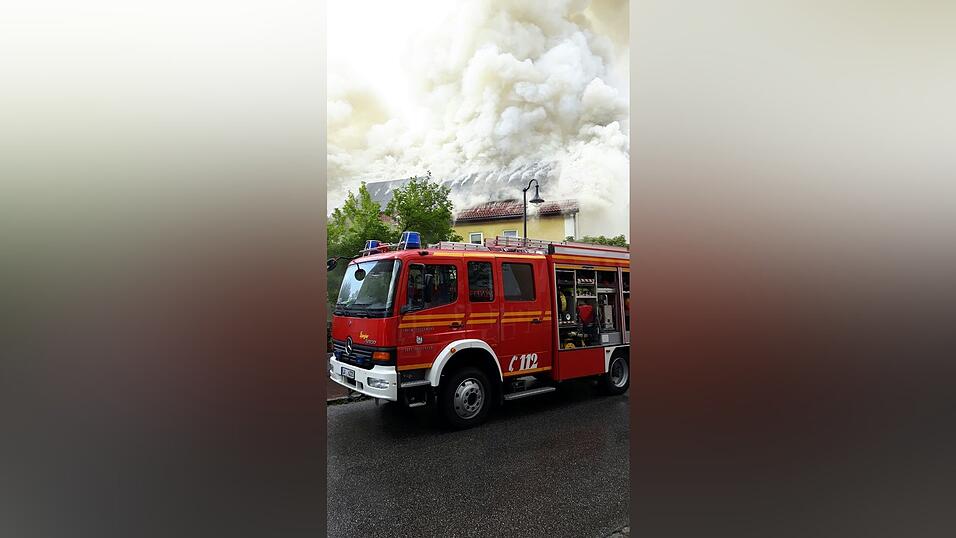 Feuerwehreinsatz in Rottenburg: In der Landshuter Stra&szlig;e ging der Dachstuhl eines Hauses in Flammen auf.