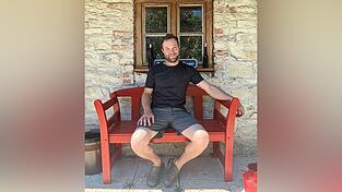Ex-Kabarettist und Lehrer Sebastian Daller vor seinem selbstgebauten Gartenhaus.