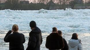 Zahlreiche Menschen nutzten das Wochenendende, um an der Elbe ein seltenes Naturspektakel zu bewundern: Eisberge auf dem Fluss.