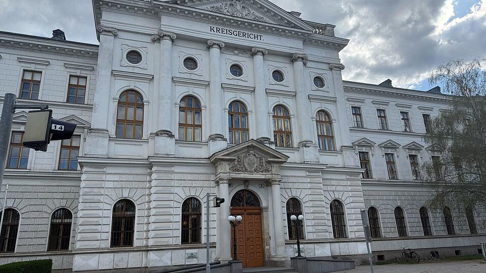 Das Landesgericht Wiener Neustadt ist Schauplatz des Prozesses rund um das mutma&szlig;liche Swift-Attentat.