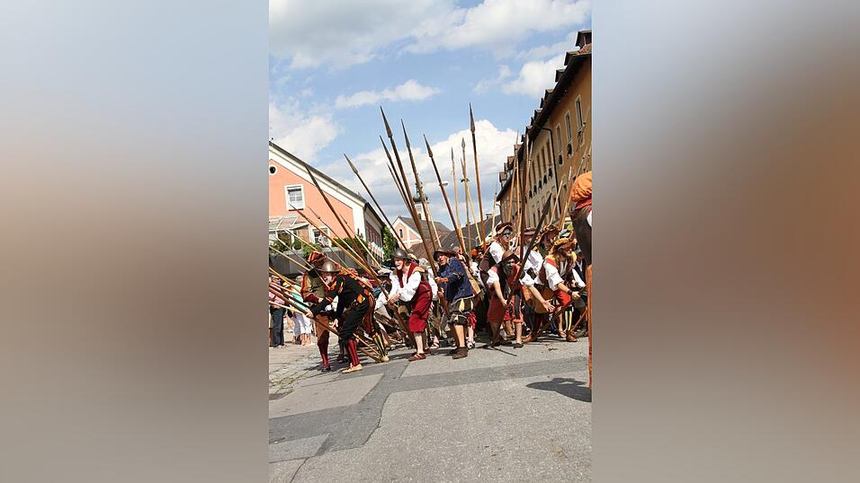 Die schönsten Augenblicke des historischen Drachenstich-Festzuges 2016. Die schönsten Augenblicke des historischen Drachenstich-Festzuges 2016.