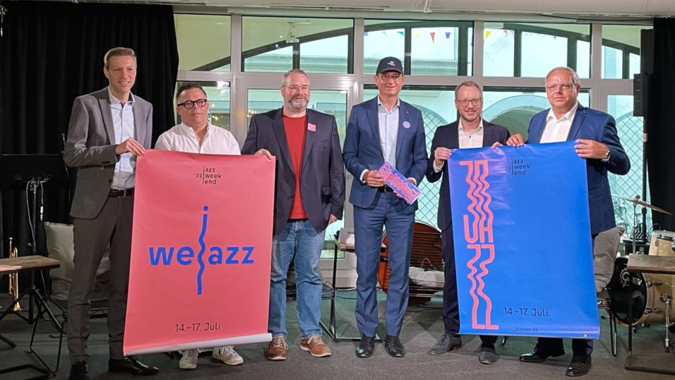Die 'Jazzstadt Regensburg erwacht wieder', freut sich Kulturreferent Wolfgang Dersch (3.v.r.) zusammen mit Vertretern einiger Werbepartner und dem Intendanten Christian Sommerer (3.v.l.).