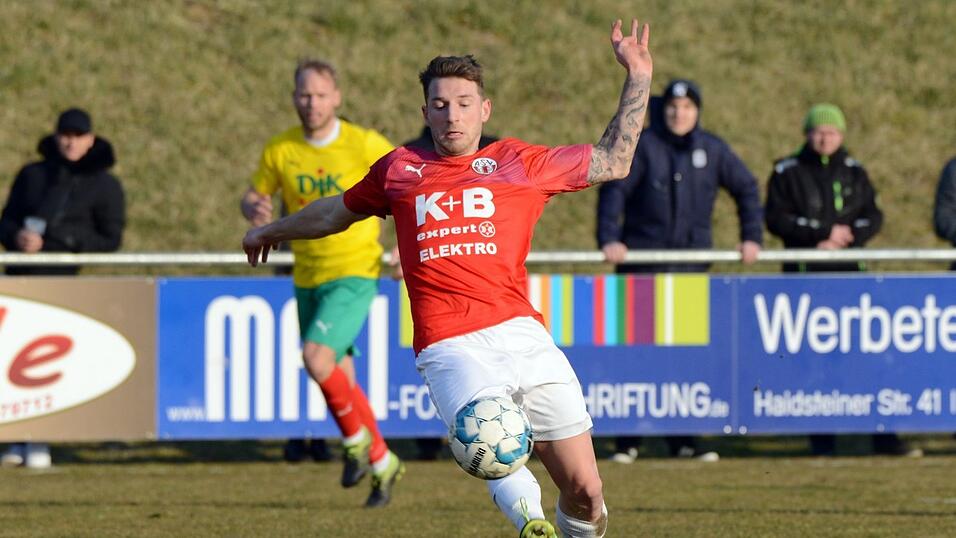 Marco Pfab, Kapit&auml;n des ASV Cham, wurde nach einem Pressschlag mit einer schweren Fu&szlig;verletzung ins Krankenhaus eingeliefert.