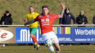 Marco Pfab, Kapit&auml;n des ASV Cham, wurde nach einem Pressschlag mit einer schweren Fu&szlig;verletzung ins Krankenhaus eingeliefert.