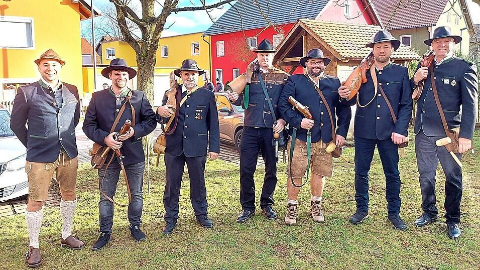 Christoph Kriechbaum, Tobias Hafner, Thomas Bauer, Andreas Mätzner, Andreas Fischer, Florian Allmeier und Alexander Schuster (von links) aus der Böllerabteilung von Edelweiß Eltheim schossen am Neujahrstag. Christoph Kriechbaum, Tobias Hafner, Thomas Bauer, Andreas Mätzner, Andreas Fischer, Florian Allmeier und Alexander Schuster (von links) aus der Böllerabteilung von Edelweiß Eltheim schossen am Neujahrstag.