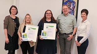 Freuen sich über die Auszeichnung: Pflegedienstleiterin Nadine Pirner, die beiden Nachhaltigkeitsbeauftragten Tanja Grund (Waldmünchen) und Monika Hammerlindl (Furth im Wald) und Regionalleiter Bernd Pirner (von links). Die Urkunden überreichte Isabella Bauer (rechts), Wirtschaftsreferentin am Landratsamt.