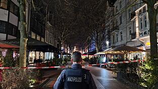 Ein Auto soll in der Gie&szlig;ener Innenstadt in eine Bushaltestelle gefahren sein, vier Menschen werden laut Polizei verletzt.