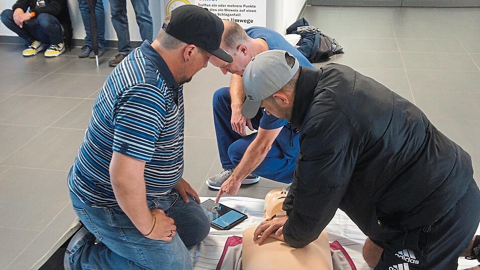 Zwei Besucher trainieren die Reanimation für den Ernstfall. Zwei Besucher trainieren die Reanimation für den Ernstfall.