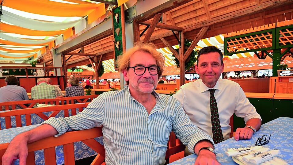 Mittags ist Anton Nothaft oft mit Ulrich Liebl anzutreffen - seinem Büroleiter und treuesten Mitarbeiter. Mittags ist Anton Nothaft oft mit Ulrich Liebl anzutreffen - seinem Büroleiter und treuesten Mitarbeiter.