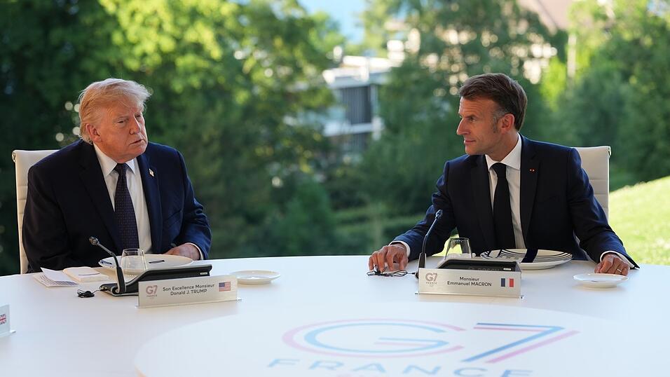 Frankreichs Präsident Emmanuel Macron (r.) will als Gipfel-Gastgeber dem US-Präsidenten schmeicheln. Dafür ist für Donald Trump extra ein Dinner im Schloss Versailles geplant. Frankreichs Präsident Emmanuel Macron (r.) will als Gipfel-Gastgeber dem US-Präsidenten schmeicheln. Dafür ist für Donald Trump extra ein Dinner im Schloss Versailles geplant.