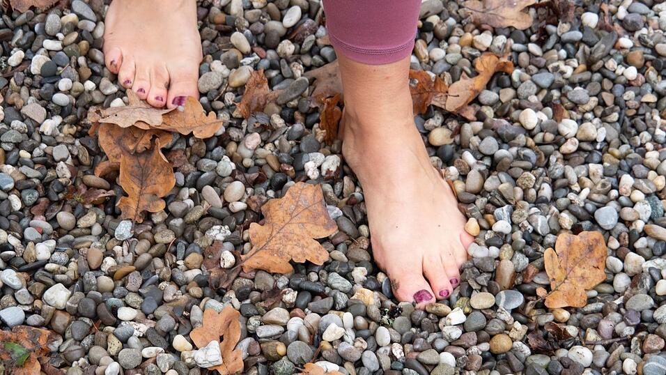 Achtsamkeitspraxis ist: die Natur bewusst spüren. Achtsamkeitspraxis ist: die Natur bewusst spüren.