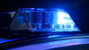 Aus ungeklärter Ursache streift der Wagen eines 36-Jährigen ein Streufahrzeug und gerät ins Schleudern. (Symbolbild) Aus ungeklärter Ursache streift der Wagen eines 36-Jährigen ein Streufahrzeug und gerät ins Schleudern. (Symbolbild)