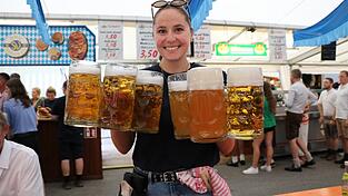 Alle Hände voll zu tun hatten die Bedienungen. Alle Hände voll zu tun hatten die Bedienungen.