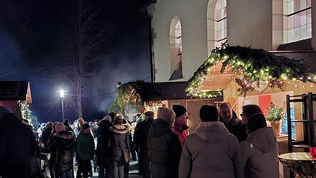 Eine beleuchtete Kirche - Budenzauber rundherum - ein vielfältiges Angebot - und viele Besucher