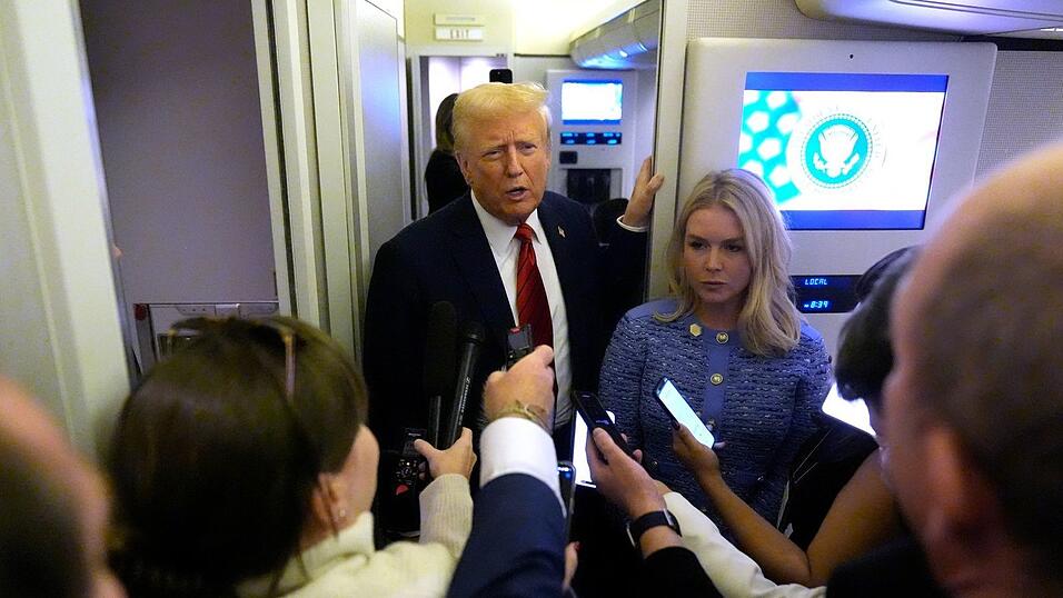 Trump unterzeichnete mehrere Erlasse an Bord der Air Force One auf dem R&uuml;ckflug von Florida in die Hauptstadt Washington.