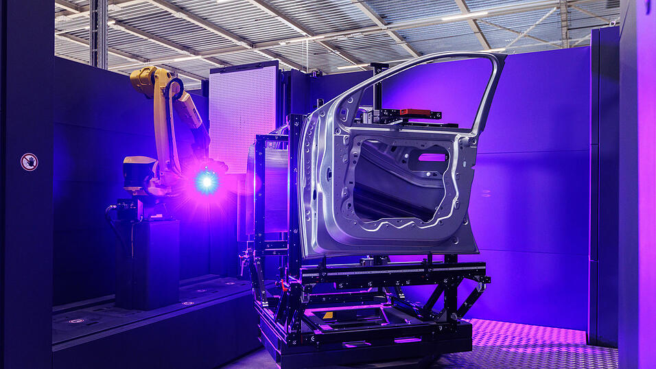 Im Karosseriebau nehmen die Fahrzeuge Form an. Im Karosseriebau nehmen die Fahrzeuge Form an.