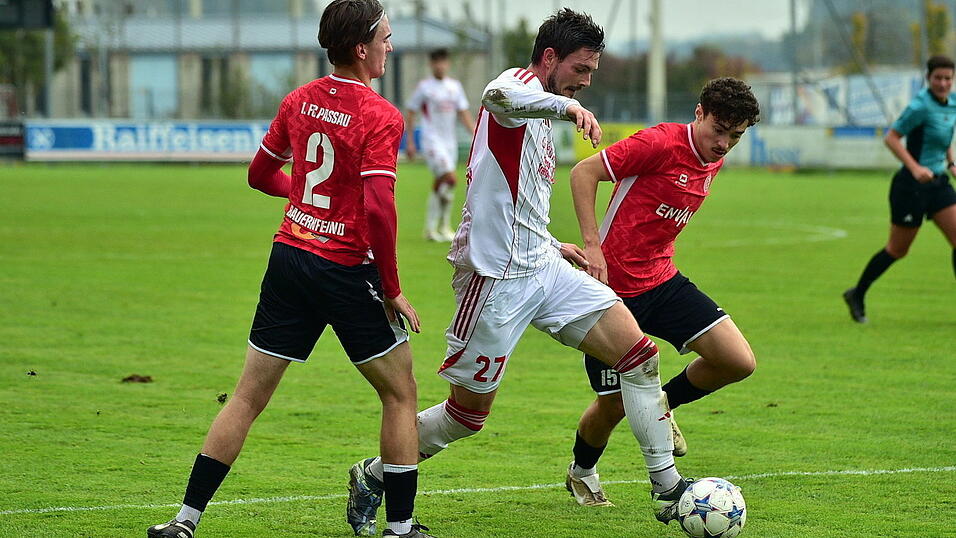 Seebachs Mittelst&uuml;rmer Patrick Pfisterer (in wei&szlig;) hat sich im Spiel beim 1. FC Passau am Sprunggelenk verletzt, sein Einsatz im Heimspiel gegen den SV Etzenricht ist fraglich.