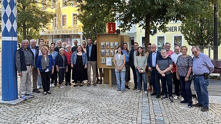 Bürgermeister Martin Stoiber und Katrin Böhm, Leiterin der Tourist-Info, stellen den anwesenden Stadtführern, Fraktionsvorsitzenden und weiteren Akteuren im Tourismus den neuen Infoständer am Marktplatz vor. Bürgermeister Martin Stoiber und Katrin Böhm, Leiterin der Tourist-Info, stellen den anwesenden Stadtführern, Fraktionsvorsitzenden und weiteren Akteuren im Tourismus den neuen Infoständer am Marktplatz vor.