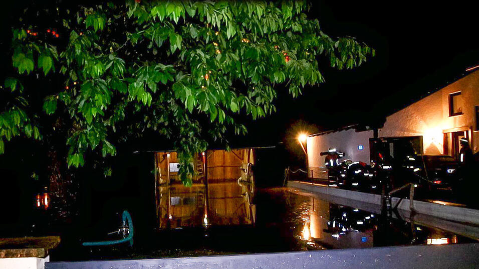 In Künzing im Landkreis Deggendorf überschwemmten Wassermassen auf einem Überlaufbecken eine nahe Wohnsiedlung - mehrere Keller liefen voll, auch die Straße stand zeitweise unter Wasser. In Künzing im Landkreis Deggendorf überschwemmten Wassermassen auf einem Überlaufbecken eine nahe Wohnsiedlung - mehrere Keller liefen voll, auch die Straße stand zeitweise unter Wasser.