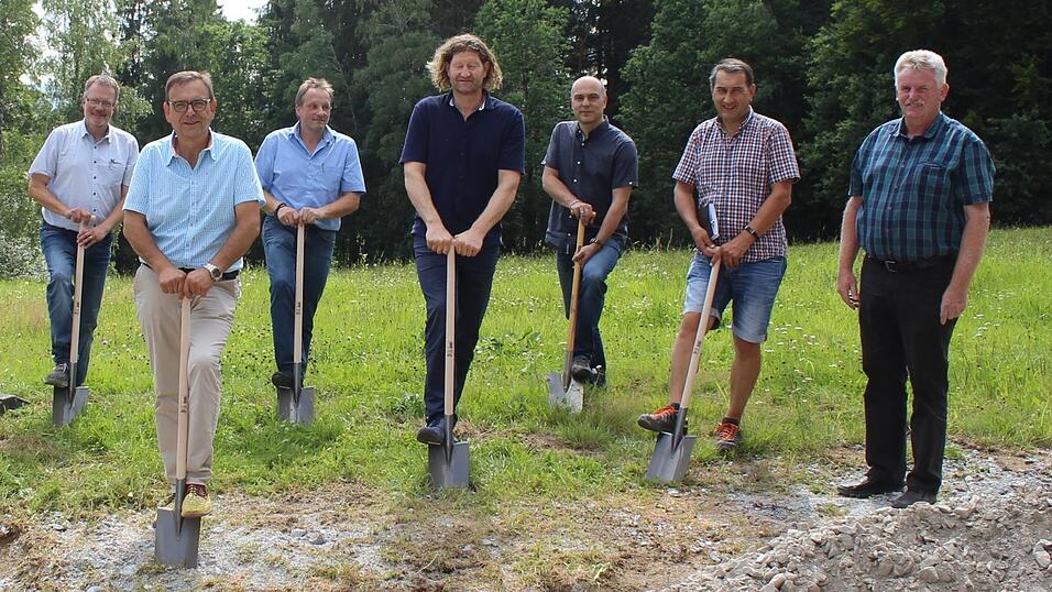 Beim Spatenstich: Richard Muhr (v.re.), Gerhard Reisinger, Alexander Haimerl, Peter Baier, Siegfried Rinkl, Franz Wittmann und J&uuml;rgen Zebrowski.