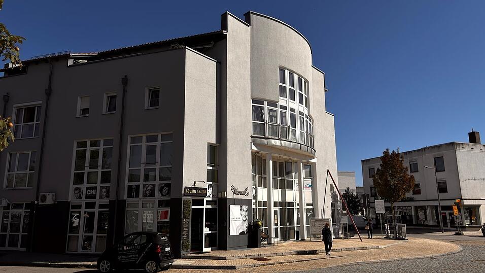 Hier wollte ein 35-Jähriger mit Pseudonym Colahaze einbrechen. Als das schiefging, entschied er sich dazu, den Salon anzuzünden, um Beweise zu vernichten. Besonders prekär: In den Wohnungen darüber wohnen bis zu 21 Menschen.