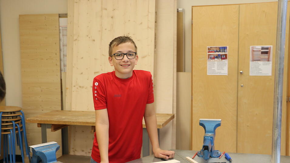 Christoph (12), Schüler der M7, hat sich beim Nachwuchshandwerkertag in der Mittelschule in Bogen mit dem Werkstoff Holz beschäftigt. Christoph (12), Schüler der M7, hat sich beim Nachwuchshandwerkertag in der Mittelschule in Bogen mit dem Werkstoff Holz beschäftigt.