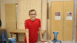Christoph (12), Schüler der M7, hat sich beim Nachwuchshandwerkertag in der Mittelschule in Bogen mit dem Werkstoff Holz beschäftigt. Christoph (12), Schüler der M7, hat sich beim Nachwuchshandwerkertag in der Mittelschule in Bogen mit dem Werkstoff Holz beschäftigt.