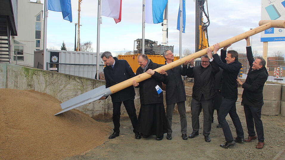 Passend zur Größe des Bauvorhabens war auch der Spaten, mit dem sich die Prominenz ans Werk machte (v.l.): Ministerpräsident Dr. Markus Söder, Pater Provinzial Benedikt Hau, Oberbürgermeister Markus Pannermayr, MdL Josef Zellmeier, Christian Kuhl vom Krankenhausverbund der Barmherzigen Brüder und Geschäftsführer Dr. Christoph Scheu. Passend zur Größe des Bauvorhabens war auch der Spaten, mit dem sich die Prominenz ans Werk machte (v.l.): Ministerpräsident Dr. Markus Söder, Pater Provinzial Benedikt Hau, Oberbürgermeister Markus Pannermayr, MdL Josef Zellmeier, Christian Kuhl vom Krankenhausverbund der Barmherzigen Brüder und Geschäftsführer Dr. Christoph Scheu.