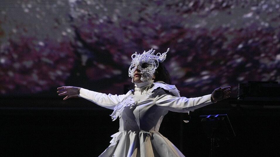 Im Rahmen ihrer gro&szlig;en Orchestral-Tour wird die isl&auml;ndische S&auml;ngerin Bj&ouml;rk am 9. Juli ein exklusives Deutschland-Konzert auf der Waldb&uuml;hne in Berlin geben.
