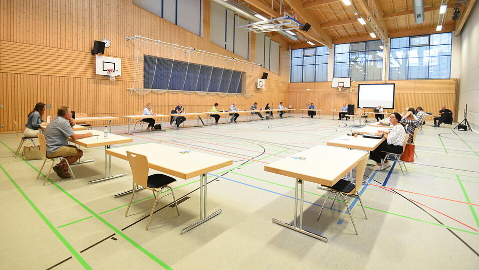 Der Veldener Marktgemeinderat tagt weiterhin in der Schul-Turnhalle. Der Veldener Marktgemeinderat tagt weiterhin in der Schul-Turnhalle.