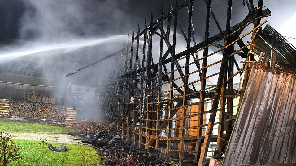 In Wildenberg im Kreis Kelheim brannte eine Lagerhalle. In Wildenberg im Kreis Kelheim brannte eine Lagerhalle.