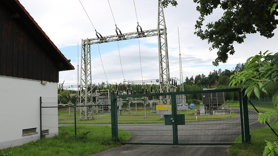 Dringend einer Erweiterung bed&uuml;rfte das Umspannwerk Mainburg, nahe der Staatsstra&szlig;e 2049 an der Abzweigung Beisberg/Mainburg gelegen. Rundherum laufen die Planungen f&uuml;r die Ansiedlung eines m&ouml;glicherweise gro&szlig;en Energieparks.