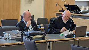 Der Angeklagte Arzt (links) und sein Verteidiger Christian Pustelnik m&uuml;ssen weiter bangen.