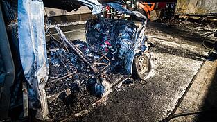 Am Donnerstagabend kamen zwei Menschen bei einem schweren Autounfall ums Leben. Am Donnerstagabend kamen zwei Menschen bei einem schweren Autounfall ums Leben.