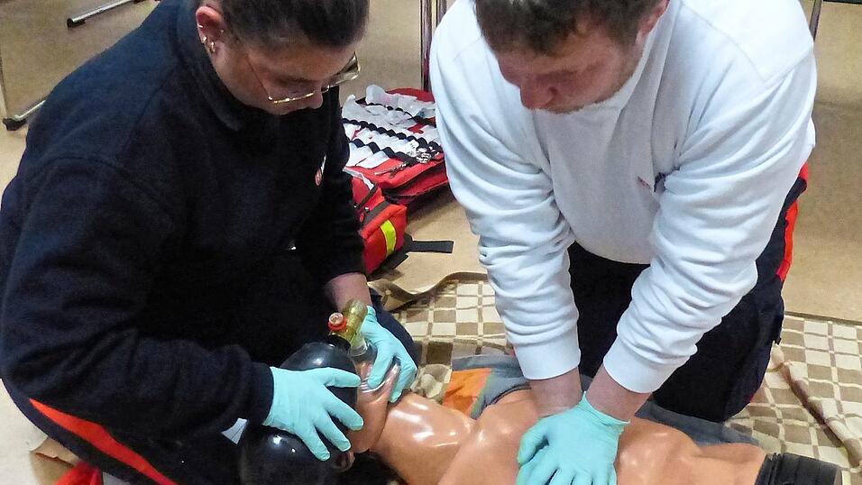Auf die richtige Herz-Lungen-Wiederbelebung wurde in der Prüfung besonderer Wert gelegt. Auf die richtige Herz-Lungen-Wiederbelebung wurde in der Prüfung besonderer Wert gelegt.