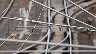 Oberleitung und Schienen (Symbolbild). Oberleitung und Schienen (Symbolbild).