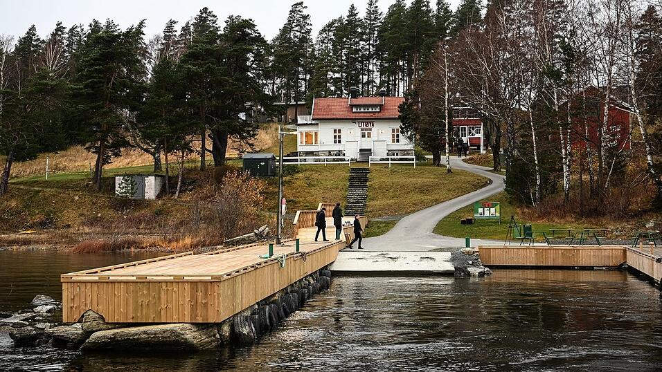 Über diesen Steg erreichte der Massenmörder die Insel - und begann kurz darauf, um sich zu schießen. (Archivbild) Über diesen Steg erreichte der Massenmörder die Insel - und begann kurz darauf, um sich zu schießen. (Archivbild)