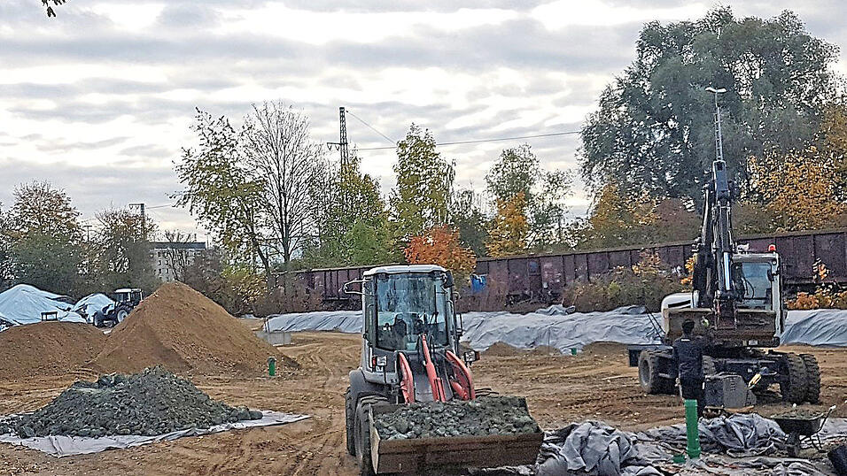 Auf der Baustelle der neuen Feuerwache Siedlung m&uuml;ssen sogenannte Rigolen f&uuml;r die Entw&auml;sserung eingebaut werden; das daf&uuml;r ausgehobene Erdreich ist ebenfalls PCB-belastet.