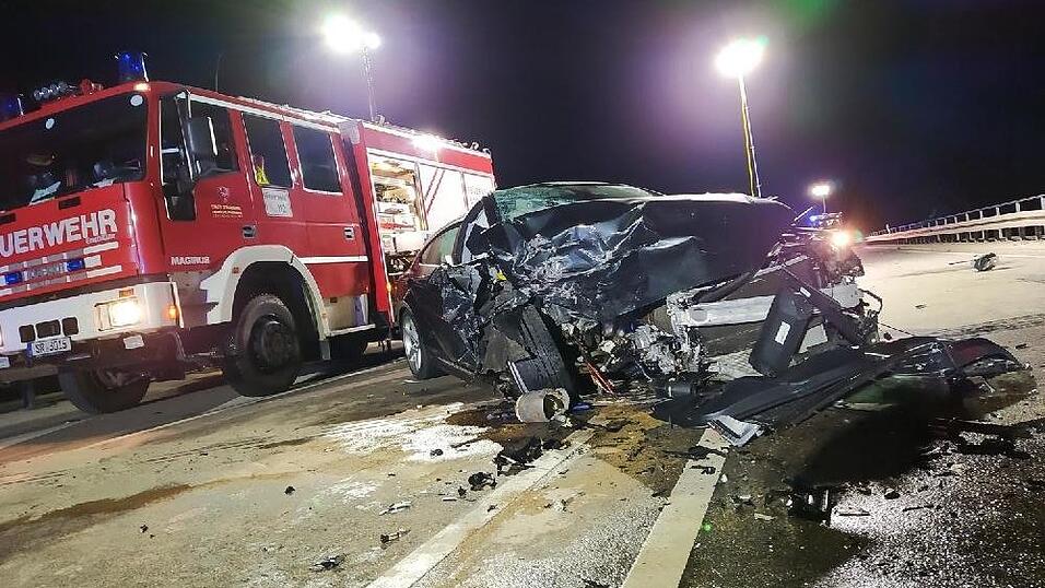 Am fr&uuml;hen Sonntagabend krachten zwei Autos auf der B20 frontal ineinander. Ein dritter Wagen fuhr in die Unfallstelle.