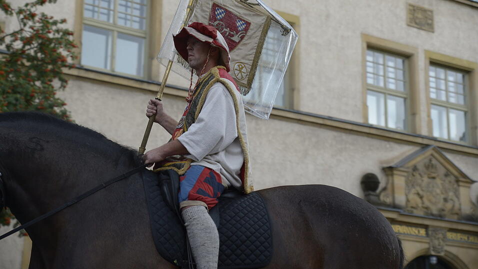 Zahlreiche Musik- und Trachtengruppen zogen nach dreij&auml;hriger Pause am Freitagabend zum Festplatz Am Hagen.&nbsp;