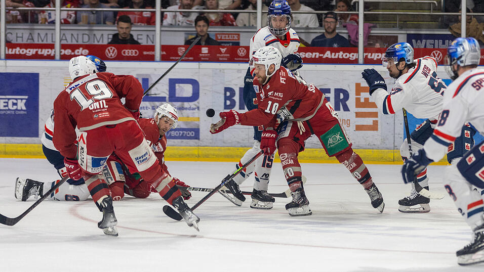 Die Eisb&auml;ren Regensburg (rote Trikots) haben am Sonntag zur&uuml;ckgebissen und die DEL2-Finalserie gegen die Kassel Huskies auf 1:1 ausgeglichen.