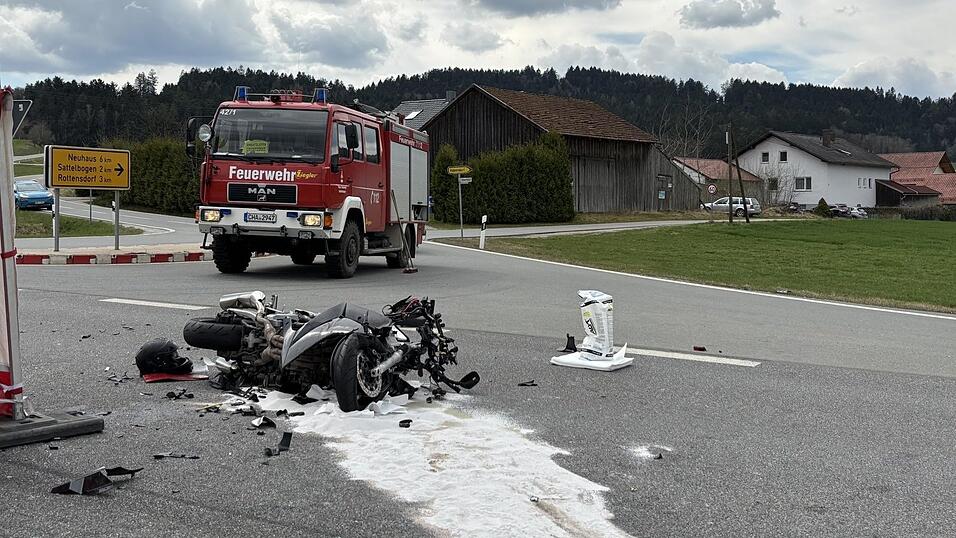 Ein 30-Jähriger starb bei einem Unfall auf der B 20 im Gemeindegebiet Traitsching. Er war mit seinem Motorrad gegen einen Kleinbus geprallt. Ein 30-Jähriger starb bei einem Unfall auf der B 20 im Gemeindegebiet Traitsching. Er war mit seinem Motorrad gegen einen Kleinbus geprallt.