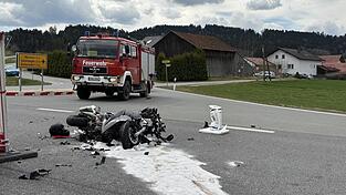 Ein 30-Jähriger starb bei einem Unfall auf der B 20 im Gemeindegebiet Traitsching. Er war mit seinem Motorrad gegen einen Kleinbus geprallt.