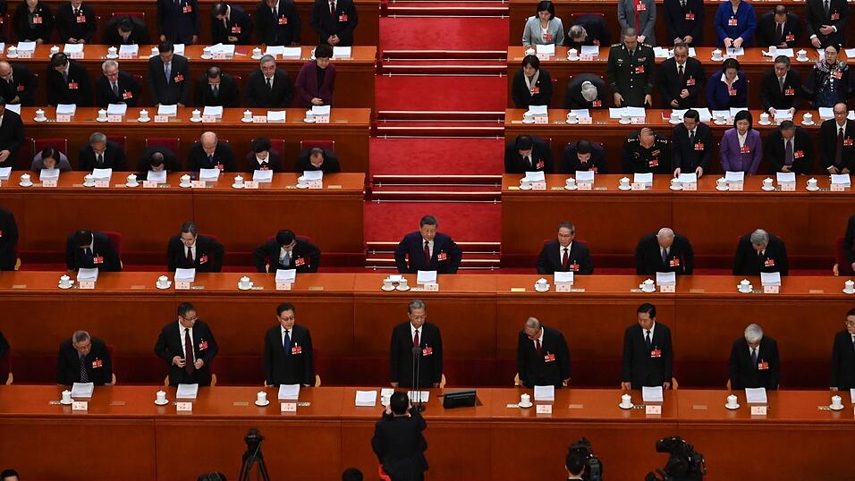 Auch Staats- und Parteichef Xi Jinping verfolgt in der Gro&szlig;en Halle des Volkes des Auftakt des Volkskongresses.