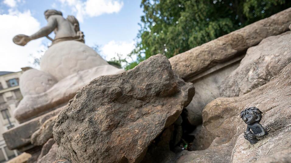 Eine Bronzefigur des Kobolds - mit Bierkrug - ziert den monumentalen Wittelsbacher Brunnen in der Innenstadt. Eine Bronzefigur des Kobolds - mit Bierkrug - ziert den monumentalen Wittelsbacher Brunnen in der Innenstadt.